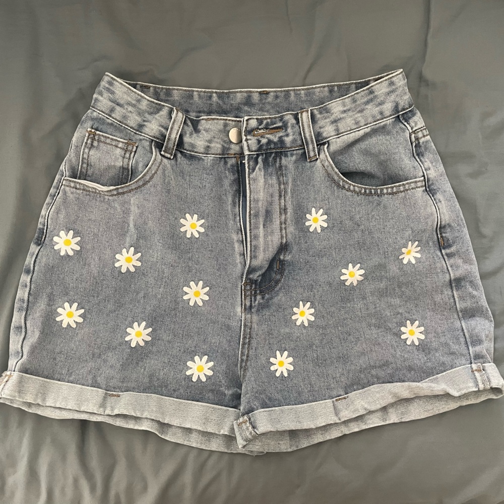 Daisy print shorts